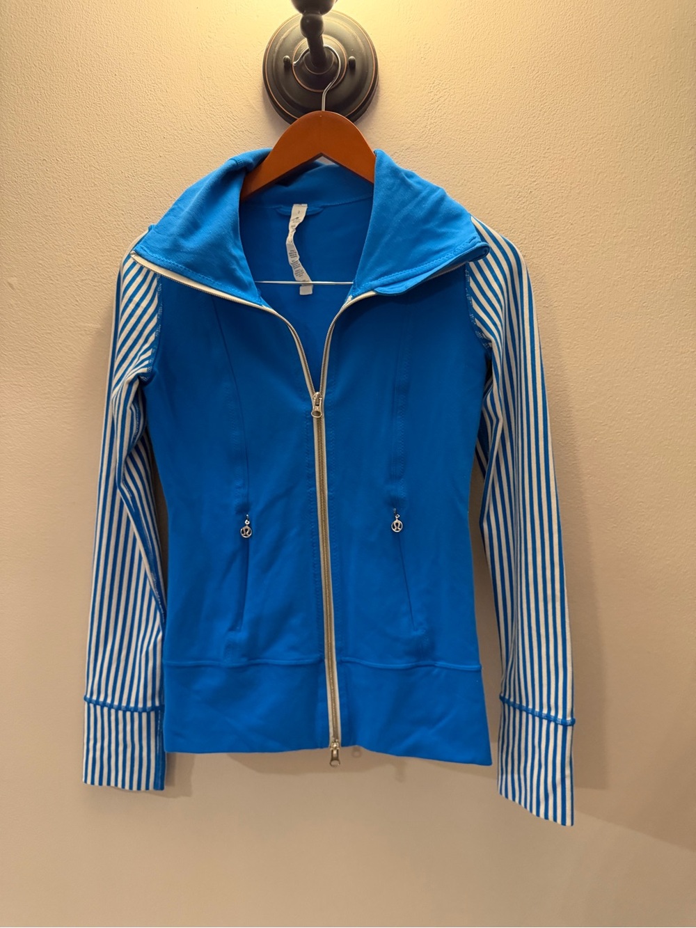 Lululemon Stride Jacket Blue Striped Sleeve Full Zip Yoga Workout Size 2